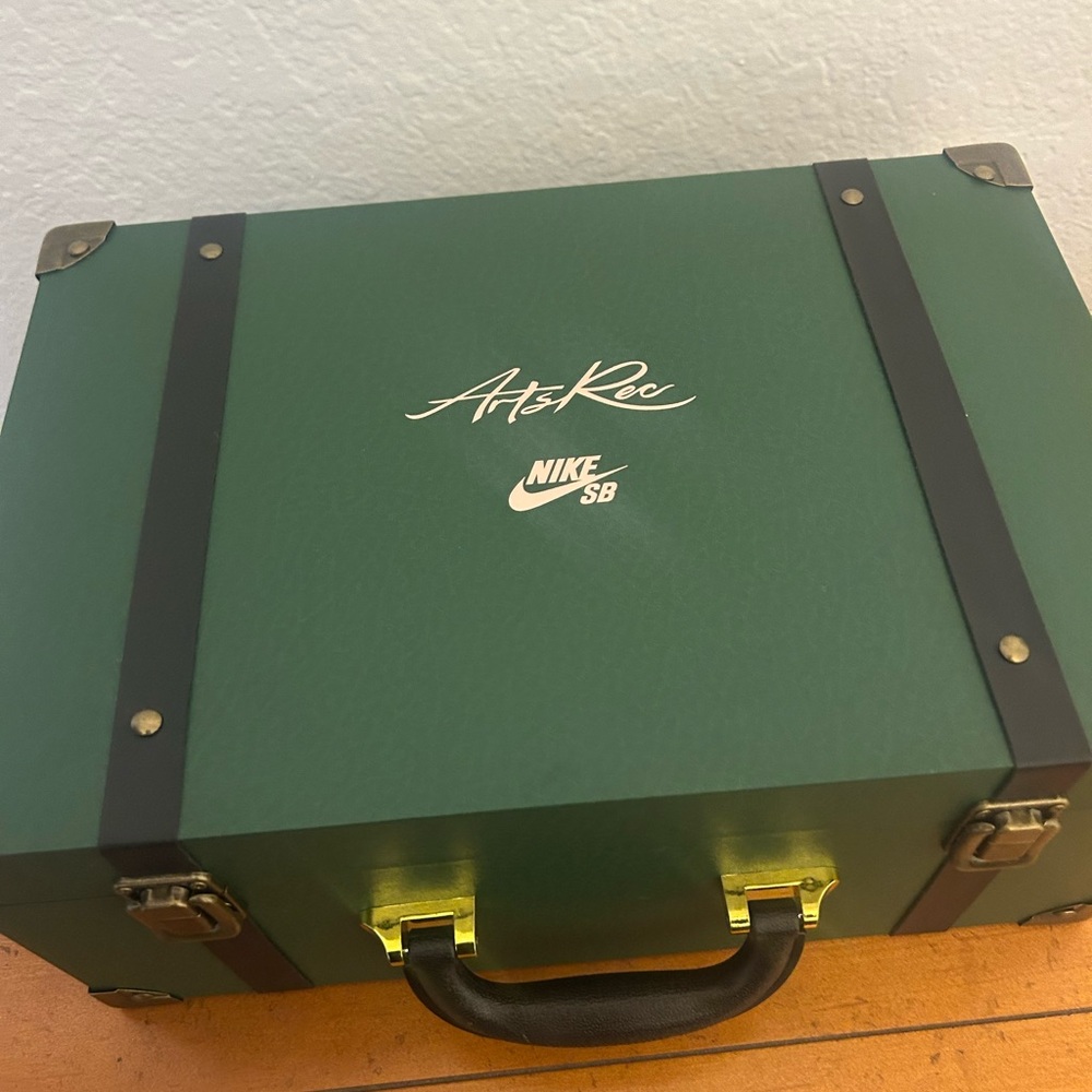 Nike SB Arts-Rec with limited edition box trunk